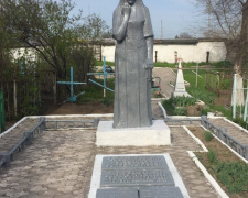 С братской могилы в Мариуполе оперативно стерли следы вандалов (ФОТО)