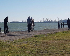 Вопреки карантину: мариупольцы массово проводят выходные на море (ФОТОФАКТ)