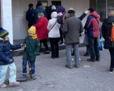 Сотни мариупольцев вакцинировались в школе рядом с домом