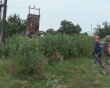 В поселке под Мариуполем восстанавливают поврежденные артиллерией коммуникации