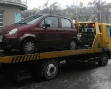 Мариупольцы расстались со своими автомобилями из-за неправильной парковки (ФОТО)