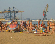 Нудистка шокировала отдыхающих на популярном пляже Мариуполя