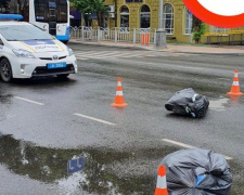 В центре Мариуполя на пешеходном переходе сбили женщину