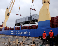 Из США прибыл локомотив, который будет возить поезда в Мариуполь (ФОТО+ВИДЕО)