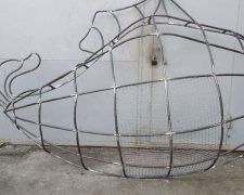 В Мариуполе изготавливают рыбу, которая «поглотит» пластик на побережье Азовского моря
