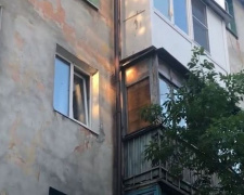 В Мариуполе самоубийца спрыгнул с балкона и повис на бельевых веревках