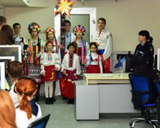 Школьники Мариуполя спели для полицейских «Щедрик» (ВИДЕО)