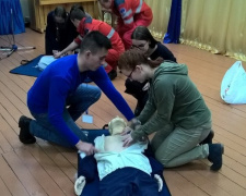 Школьники Мариуполя провели манекену непрямой массаж сердца