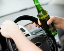 В Мариуполе водитель пил алкоголь на глазах патрульных