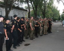 На защиту мариупольцев вышли усиленные патрули и военные (ФОТО)