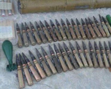 В мариупольском гараже обнаружен схрон боевиков с ворованным оружием и боеприпасами (ФОТО)