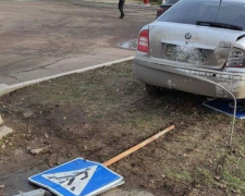 На Левобережье Мариуполя в результате ДТП автомобиль «вылетел» на тротуар