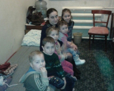 Спасатели Донецкой области помогли матери с 5 детьми, оставшимся зимой на трассе из-за поломанного автобуса