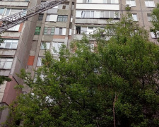 Спасатели в Мариуполе освободили из запертой квартиры 71-летнюю женщину