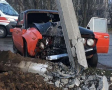 Помятое железо и разбитый столб: В Мариуполе легковушка попала в ДТП (ФОТО)