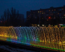 Мариупольцам показали, как выглядит арочный фонтан ночью (ФОТО+ВИДЕО)