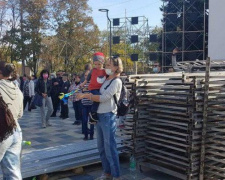 В День города скандал на Театральной площади Мариуполя (ФОТО)