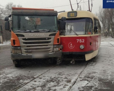 В Мариуполе грузовик подрезал трамвай