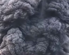Извержение вулкана турист снял в опасной близости (ВИДЕО)