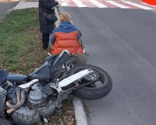 Женщина попала под колеса мотоцикла на пешеходном переходе в Мариуполе