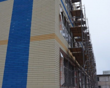 Жебривский и Бойченко не увидели рабочих на месте строительства опорной школы в Мариуполе (ФОТО)