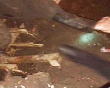 В Мариуполе мужчина упал в разрытую траншею (ФОТО)