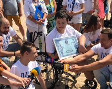 Мальчик, который под Мариуполем лишился ног и руки, установил рекорд Украины