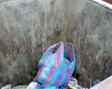 Тело новорожденного ребенка нашла дворник в мусорном контейнере в центре Краматорска (ФОТО)
