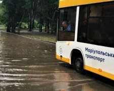 Ливень затопил мариупольские дороги. На каких участках не ходит транспорт?