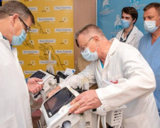Фонд Рината Ахметова передал еще два аппарата ИВЛ медикам Мариуполя