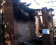 Сгоревший дом, огромные воронки повсюду: боевики обстреляли поселок под Мариуполем (ФОТО)