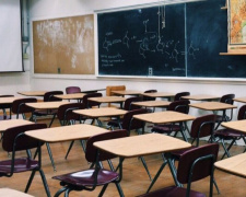 В Мариуполе непривитых от COVID-19 учителей отстраняют от работы в режиме «online»