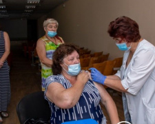 В Мариуполе вакцинируют учителей. Сколько педагогов нужно привить от COVID-19 для работы школ офлайн?