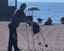 На популярном мариупольском пляже в воскресенье отдохнули более 60 человек с инвалидностью