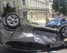 В Мариуполе при столкновении перевернулся автомобиль (ФОТО+ВИДЕО)