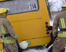 За выходные на Донетчине в заносы попало 8 машин, Мариуполь не стал исключением (ФОТО)