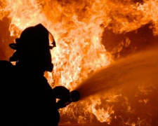 В Мариуполе горела пятиэтажка: из огня вынесли тело мужчины