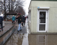 У памятника Высоцкому "неистребимое озеро" взяло реванш в Мариуполе (ФОТОФАКТ)