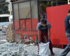 Центральную часть проспекта Мира в Мариуполе очищают от киосков (ФОТО)