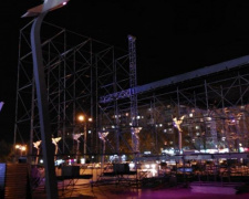 На мариупольской площади устанавливают огромную металлическую конструкцию (ФОТОФАКТ)