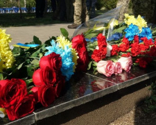 Живы, пока мы их помним: в Мариуполе появился мемориал погибшим в 2014 году пограничникам