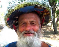 Мариупольский «Санта» сменил экскаватор на хулахуп, придумал 10 ярких шляп и устроил шоу (ФОТО+ВИДЕО)