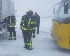 На Донетчине рейсовый автобус с пассажирами попал в «ловушку»: понадобилась помощь спасателей (ФОТО)