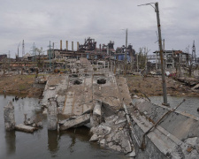 Росіяни зруйнували Пост-міст у Маріуполі: діставатися до "Азовсталі" стає дуже ризиковано