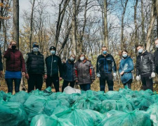 Отходы «захватили» лес: из популярного места отдыха мариупольцев вывезли 70 мешков мусора