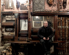 От каменной бабы до немецких касок: мариуполец собирает экспонаты для своего музея на свалках и металлоприемниках