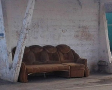 Роскошно жить не запретишь: в Мариуполе на остановке установили диван