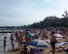 В выходные на пляжах Мариуполя отдыхают до 28 тыс. человек (ФОТО)