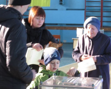 Выборы: Проголосовало более 15 % горожан, в Мариуполе обнаружены первые нарушения (ФОТО)