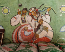 Годами прятали за стеной: в Мариуполе освободили мозаику с украинцами